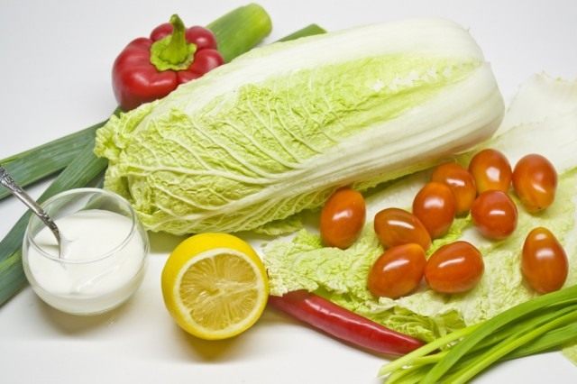Ингредиенты для приготовления салата из овощей с лимонно-луковой заправкой