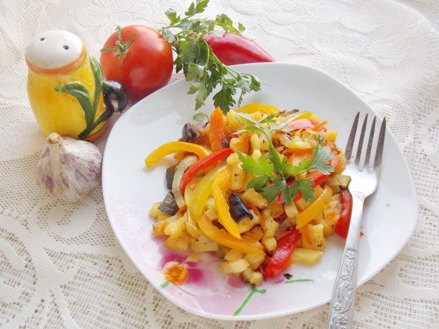 Жареная картошка ассорти с овощами