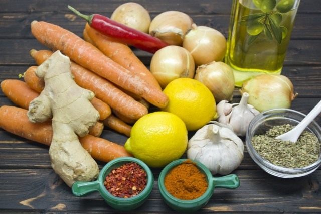 Ингредиенты для приготовления маринованной морковки с луком и орегано