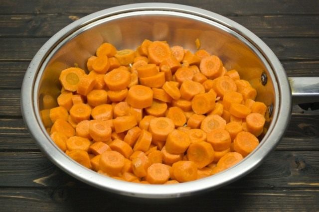 Сладкую морковку очищаем, нарезаем толстыми кружочками