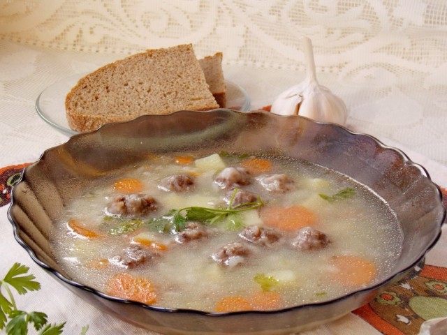 Суп с фрикадельками можно подавать со сметаной
