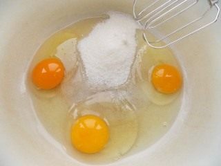 Вбиваем в миску яйцо, добавляем сахар и соль