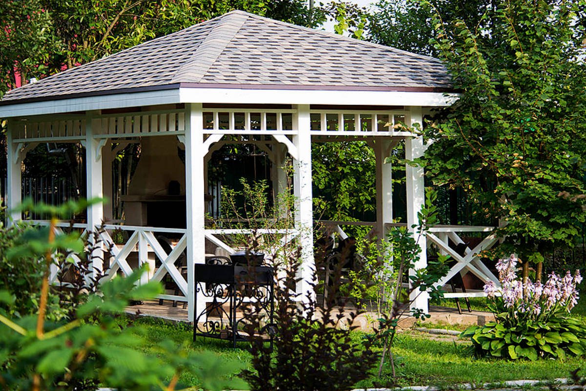 Садовая беседка – романтичный элемент вашего загородного участка