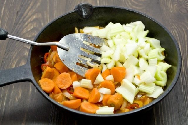 Добавляем порезанную крупно морковь и сельдерей, готовим ещё 15 минут