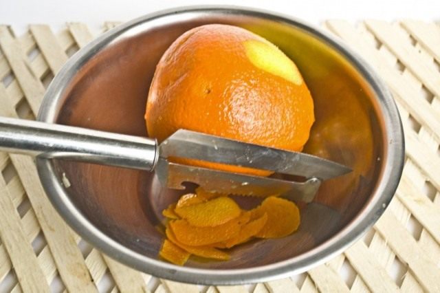 Нарезаем цедру и мякоть апельсина 