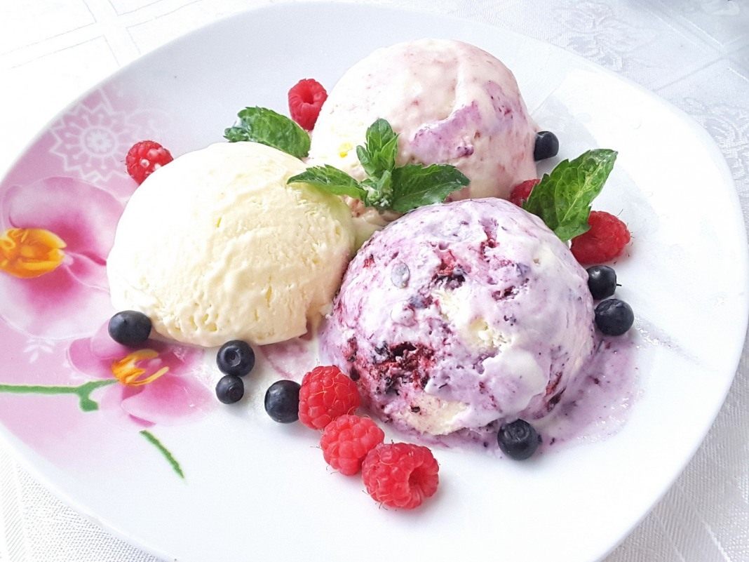 Видео-рецепт домашнего мороженого из ягод и йогурта