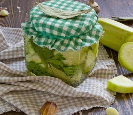 Консервированные кабачки с укропом и чесноком