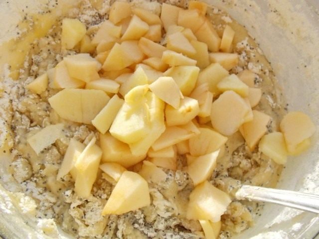Добавляем яблоки в тесто и перемешиваем