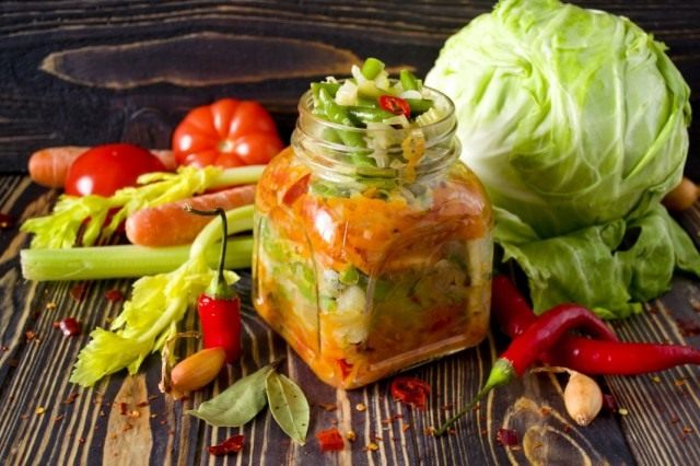 Слоеный салат из летних овощей на зиму — изумительная по вкусу и красоте заготовка