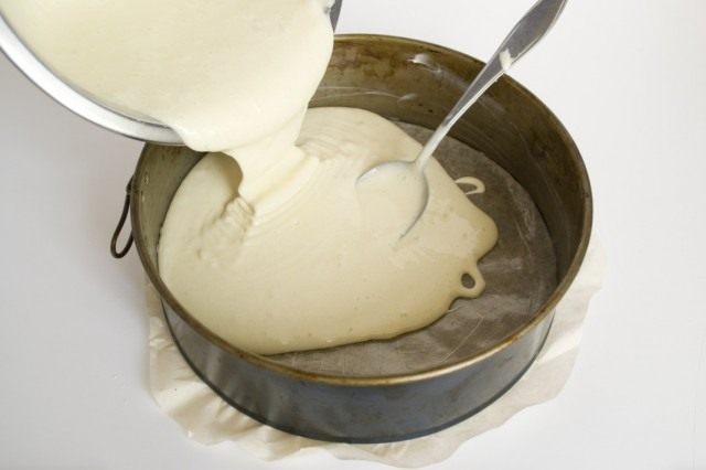 Выливаем бисквитное тесто в форму для запекания