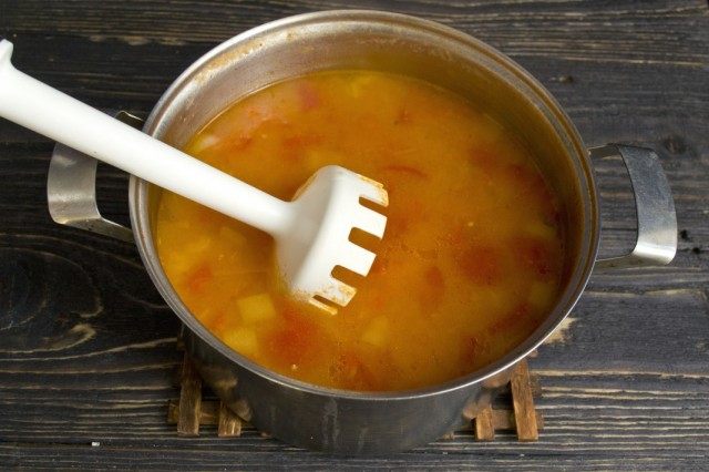 Часть отваренных овощей измельчаем блендером и выкладываем обратно в суп