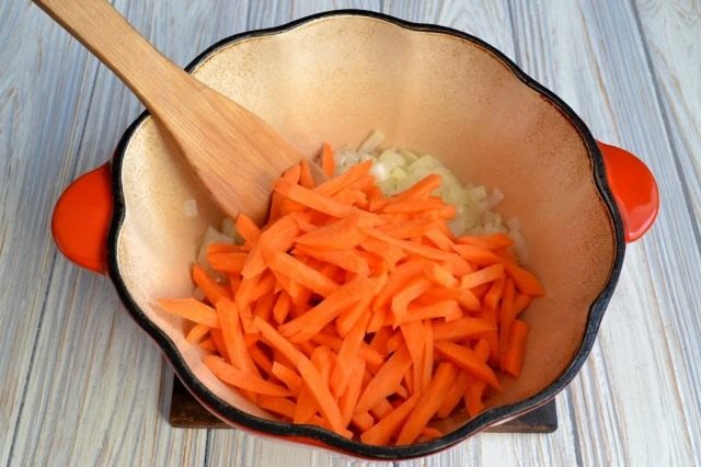 Обжариваем с луком морковь