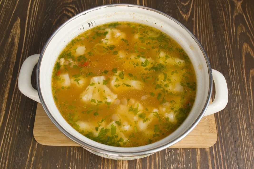 Рецепт куриного супа с капустой. Куриный суп с цветной капустой. Суп с капустой и картошкой и курицей. Куриный суп с капустой. Суп с цветной капустой и куриной печенью.