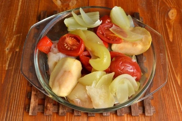 Распаренные овощи для зелёных перцев в яблочно-томатной заливке