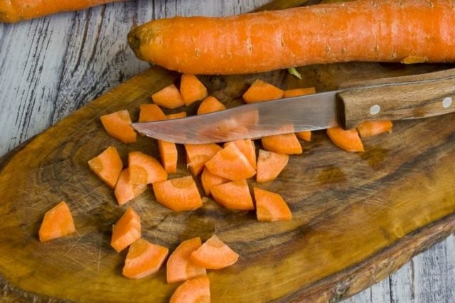Нарезаем морковь