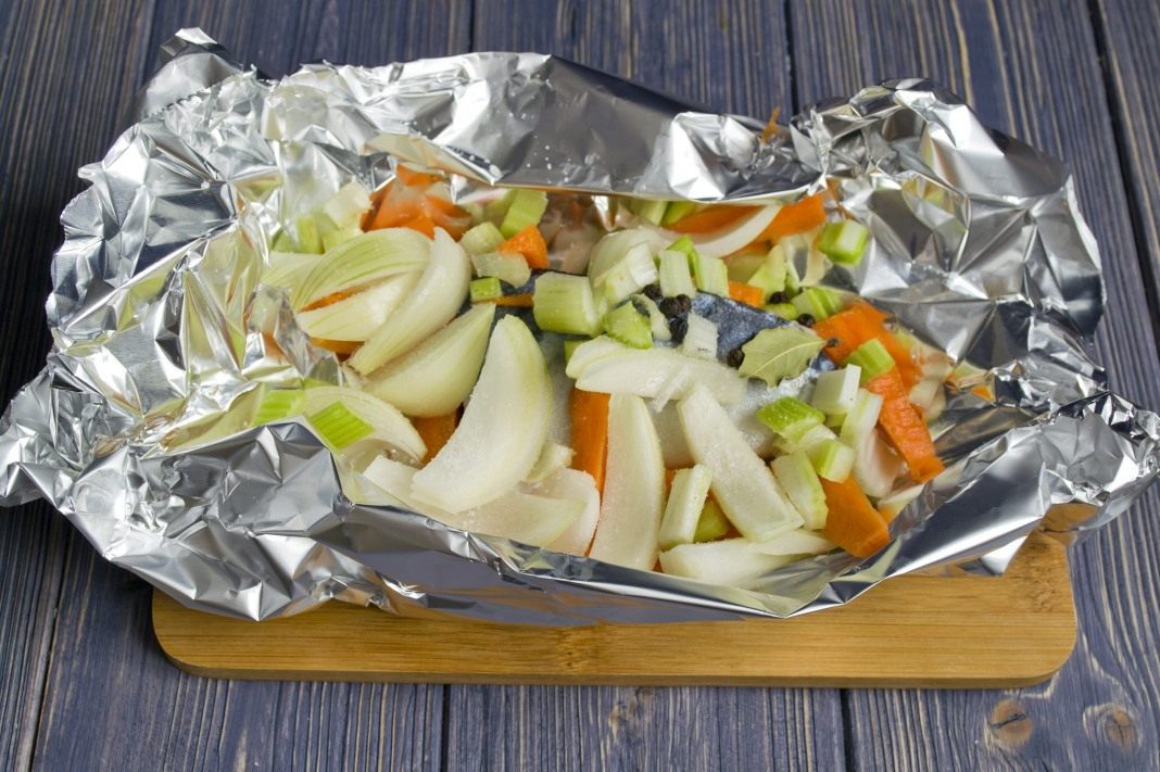 Приготовление овощей в фольге. Stuffed with Mixed Veggies and Steamed in a Foil paper. Как готовить на пару в фольге в емкости с водой рецепты.