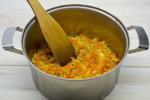 Пассеруем морковь, лук и чеснок