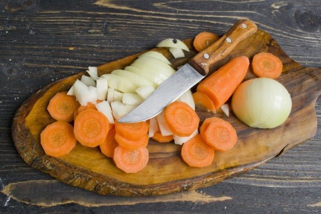Нарезаем лук и морковь для овощной подушки