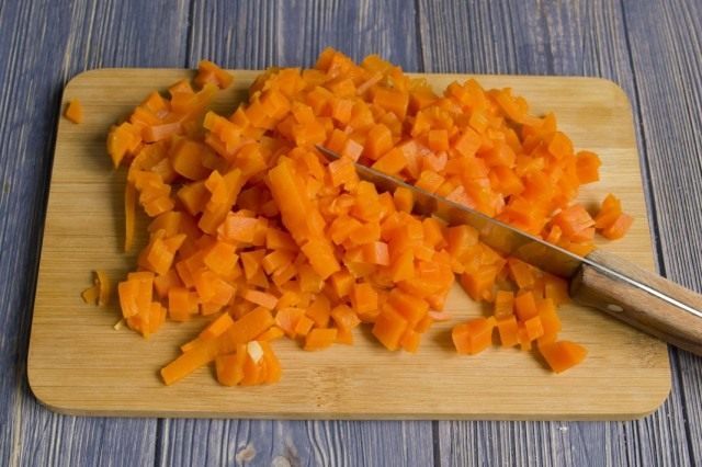 Нарезаем отваренную морковь