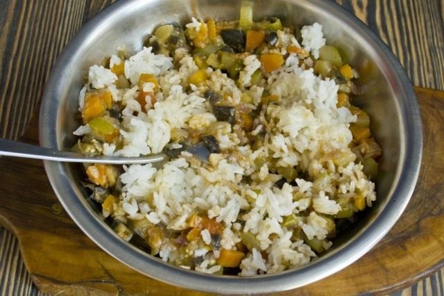 Смешиваем отваренный рис и тушеные овощи