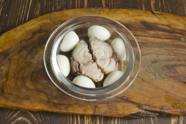 Добавляем отваренные перепелиные яйца