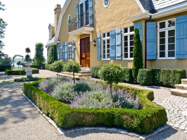 Партерные клумбы в саду французского стиля