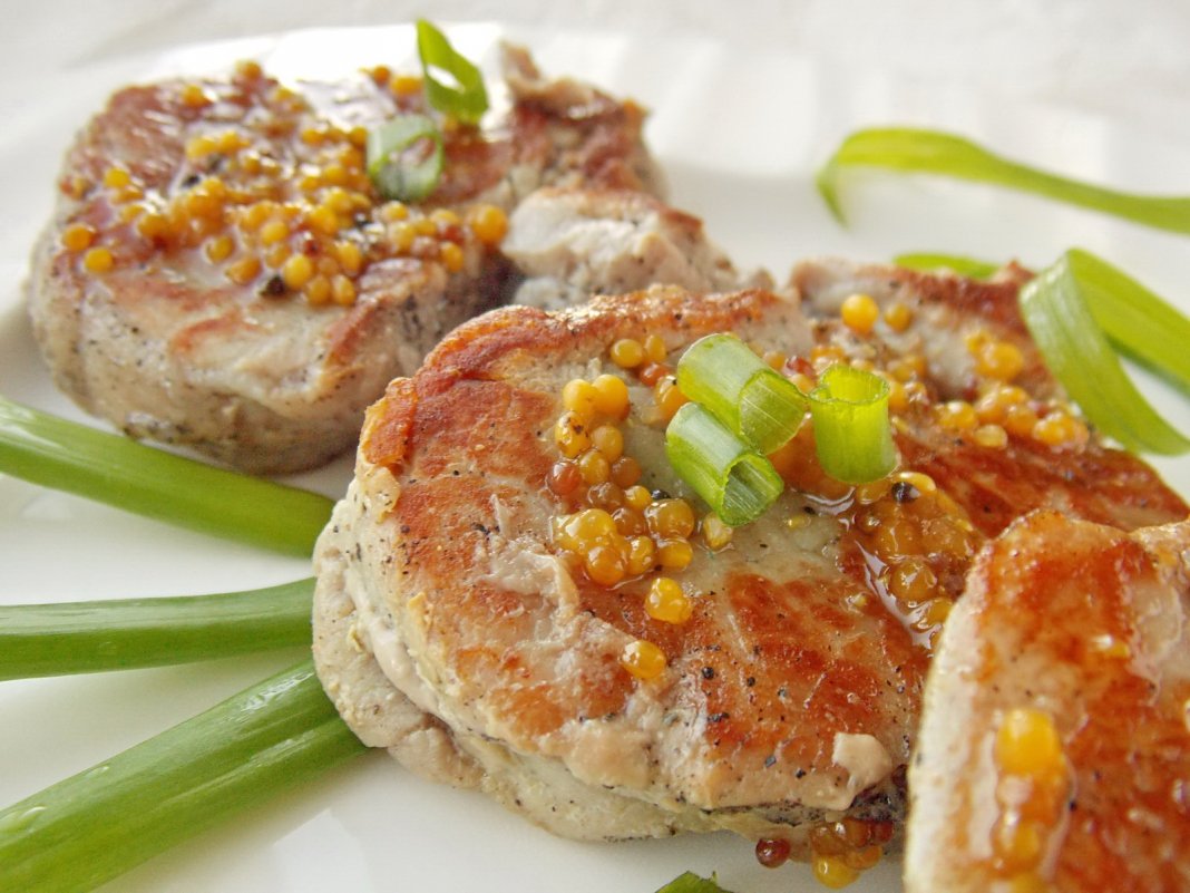 Медальоны из свинины в сливочно-грибном соусе на сковороде: рецепт - Лайфхакер
