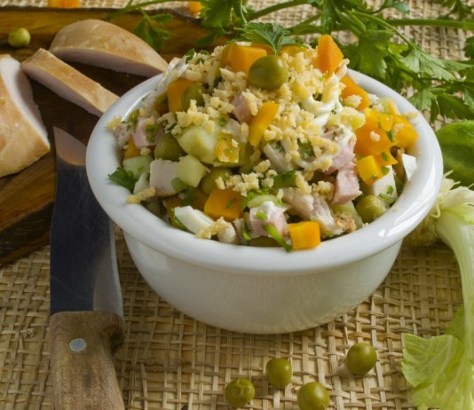 Салат с копченой куриной грудкой и овощами