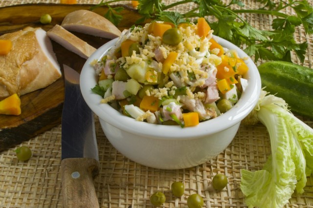 Салат с копченой куриной грудкой и овощами
