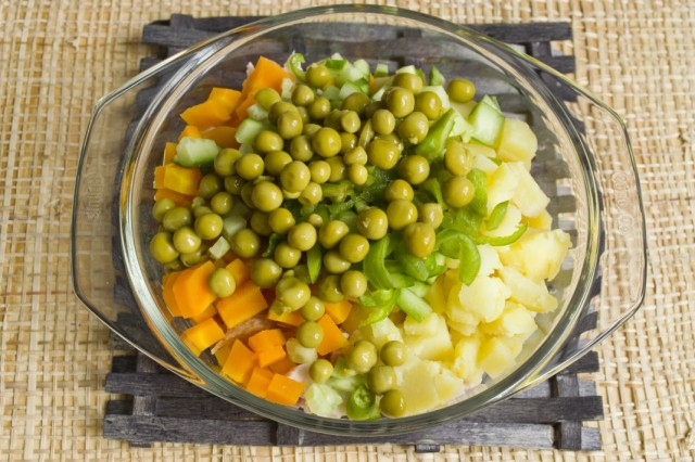 Промываем консервированный зелёный горошек и добавляем в салат