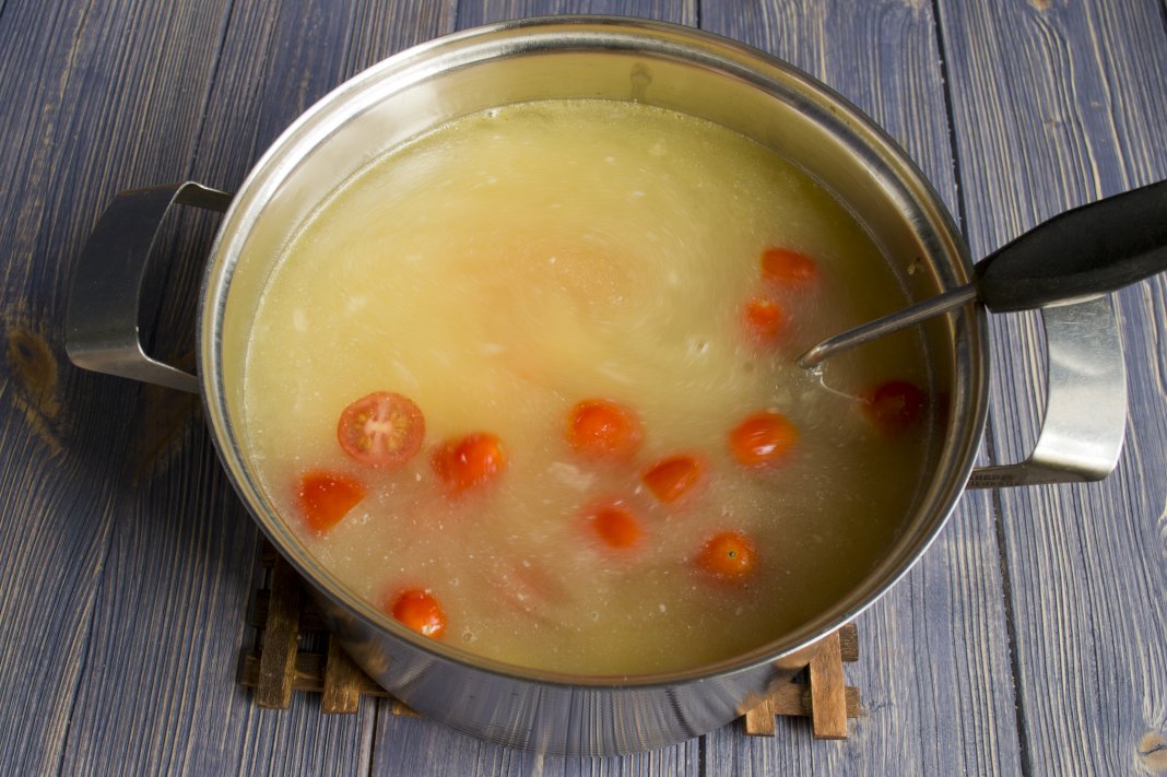 Картошку кидают в кипящую воду. Способ приготовления ухи. Бульон из трески калорийность. Суп из ужа.