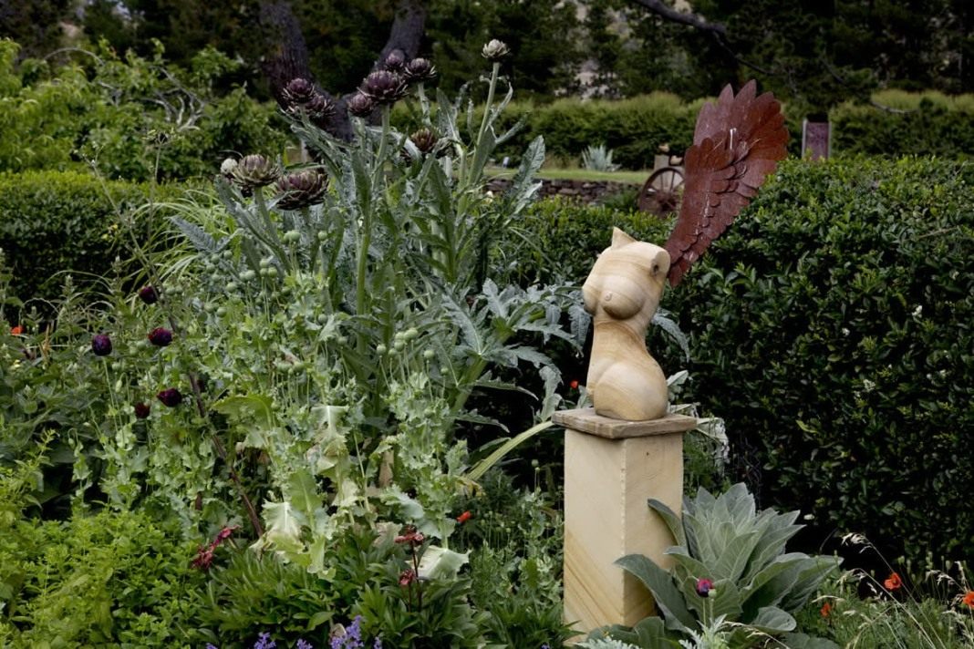 10 оригинальных идей садовых скульптур из бетона и гипса
