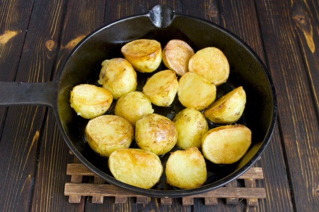 Обжариваем отваренный картофель