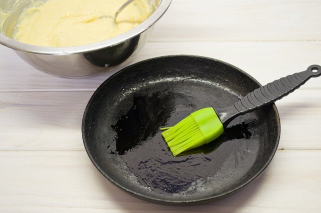 Тесто для оладий выкладываем порциями на разогретую и смазанную маслом сковороду