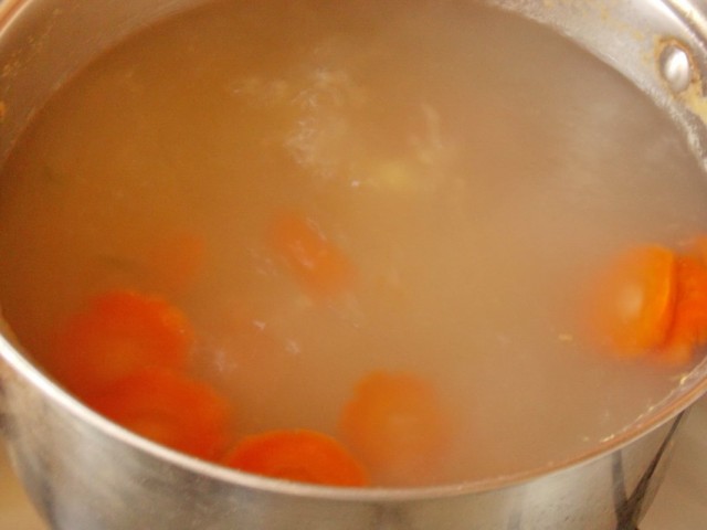 Выкладываем картофель и морковь в кипящую воду