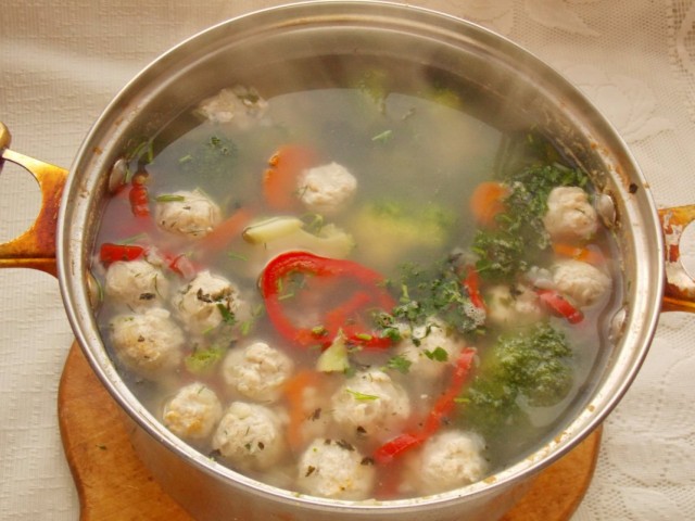 Солим суп, добавляем зелень и при желании растительное масло