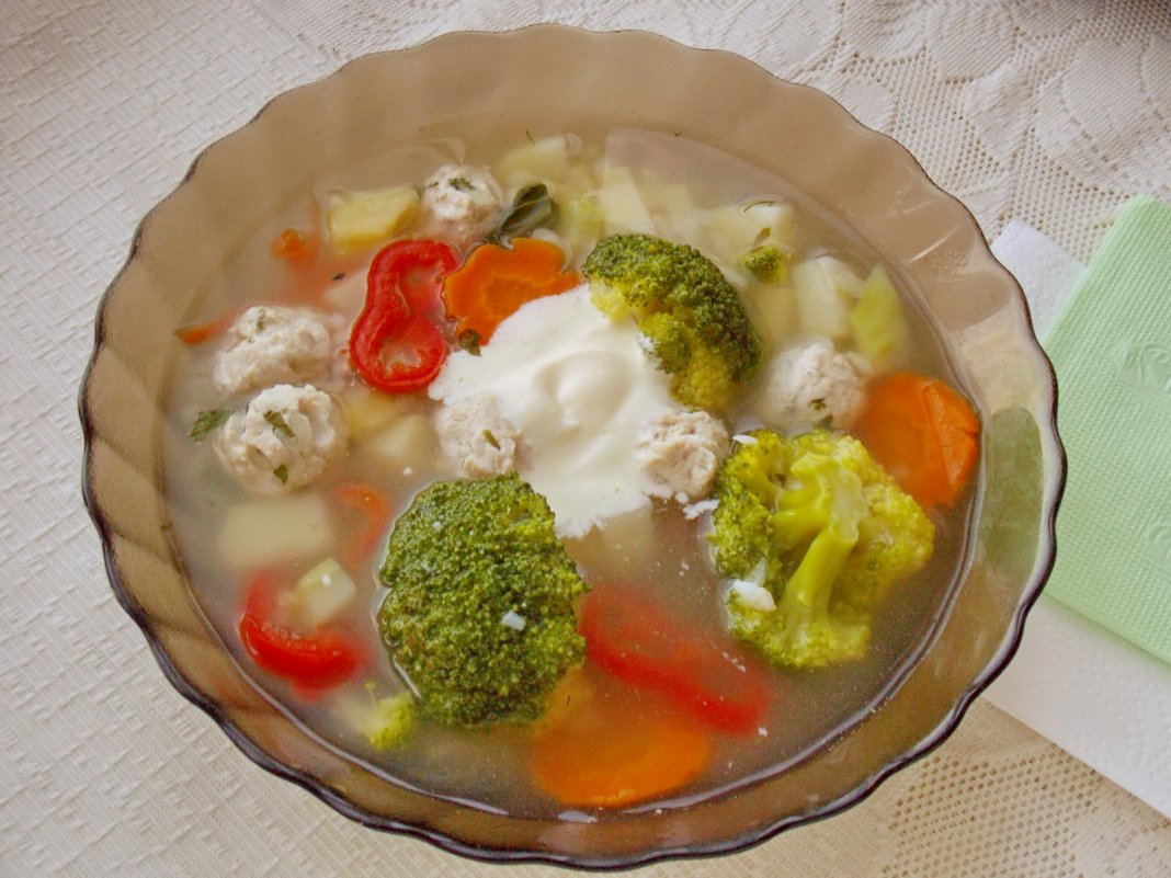 Легкий суп с фрикадельками и цветной капустой