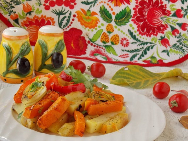 Печёная в духовке картошка с тыквой и овощами Печёная в духовке картошка с тыквой и овощами