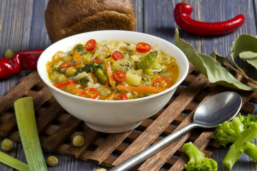 Быстрый суп с колбасой и консервированным горошком – пошаговый рецепт приготовления с фото
