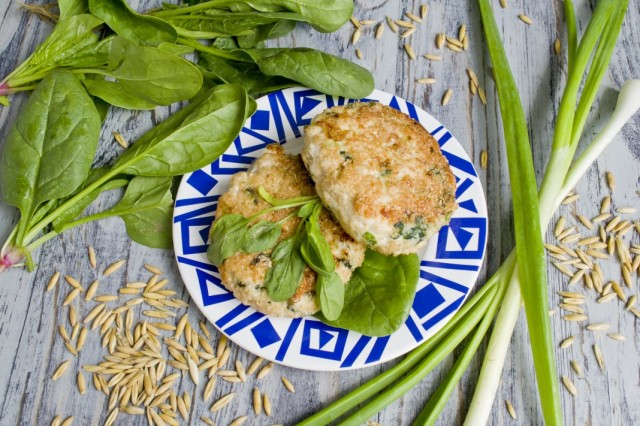 Котлеты из куриного филе со шпинатом и овсяными отрубями Котлеты из куриного филе со шпинатом и овсяными отрубями
