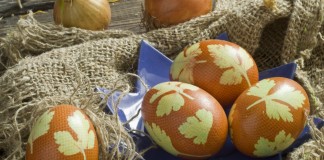 Крашеные яйца к Пасхе украшенные листиками петрушки