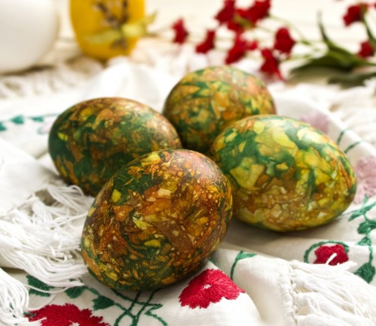 Мраморные яйца на Пасху, покрашенные с помощью луковой шелухи и обычной зелёнки