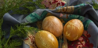Пасхальные яйца покрашенные с помощью куркумы, луковой шелухи, марли и укропа