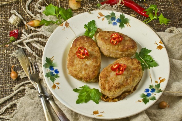 Сочные котлеты из свинины с картофелем Сочные котлеты из свинины с картофелем