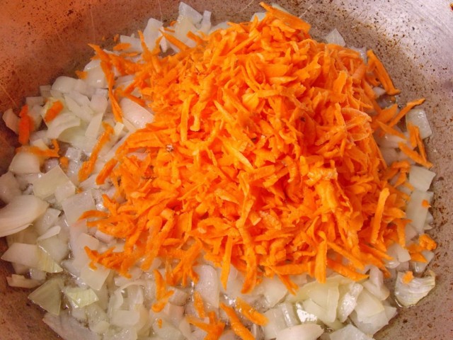 Добавляем к обжариванию морковь