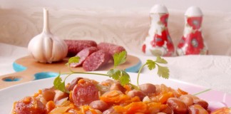 Тушёная фасоль с копчёными колбасками в томатном соусе
