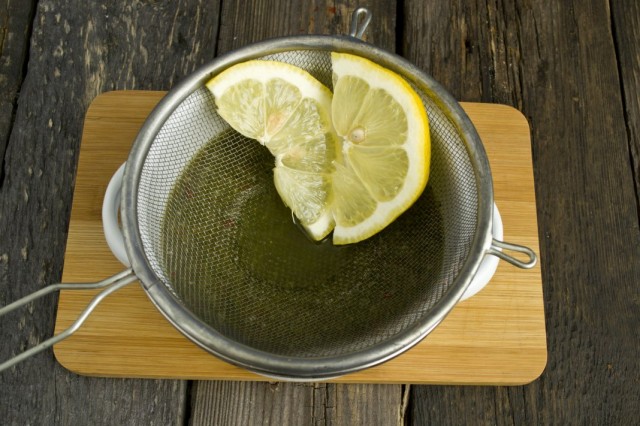 Добавляем в маринад сок лимона