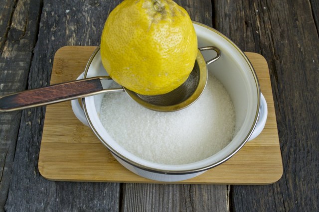 В кастрюлю насыпаем сахар, наливаем воду и добавляем лимонный сок