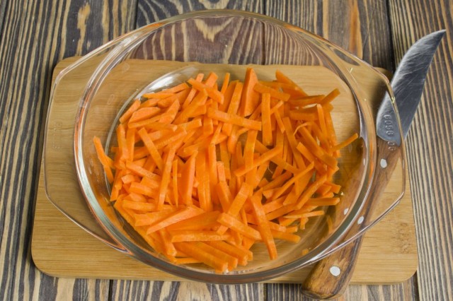 Добавляем к обжариванию натёртую морковь