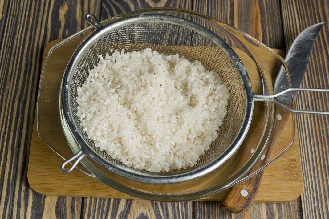 Пропаренный рис нужно промывать. Отварить рис. Промыть рис после варки. Рис отварная. Рис разваривается.